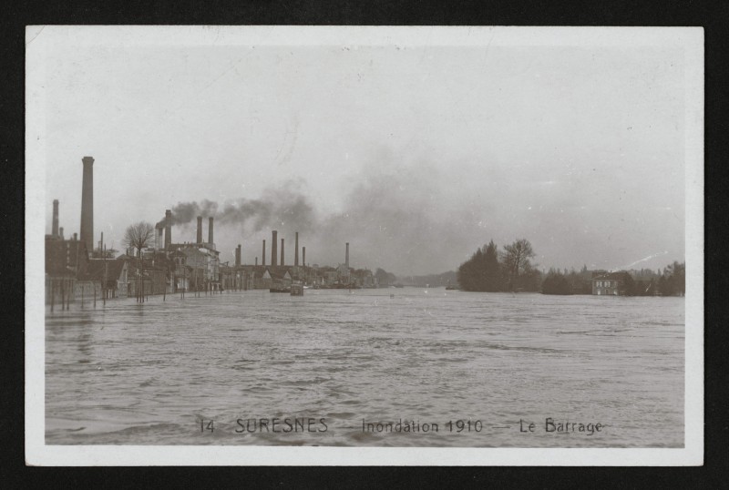 Carte postale ancienne Inondation 1910 - Le Barrage à Suresnes