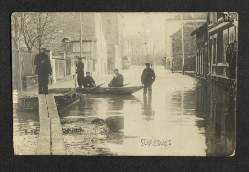 Carte postale ancienne Inondation 1910 - rue [?] à Suresnes