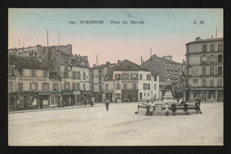 Carte postale ancienne Place du Marché à Suresnes