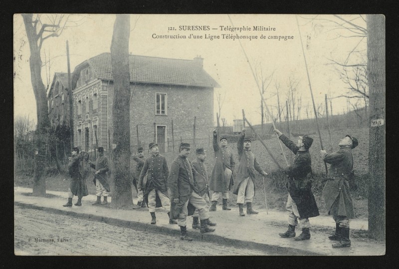 Carte postale ancienne Télégraphie Militaire - Construction d'une Ligne téléphonique de campagne à Suresnes