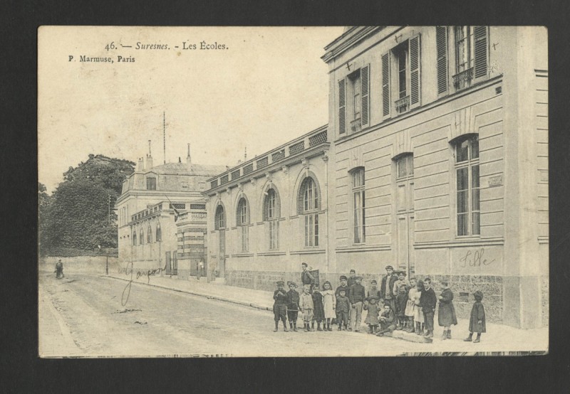 Carte postale ancienne Les Ecoles à Suresnes