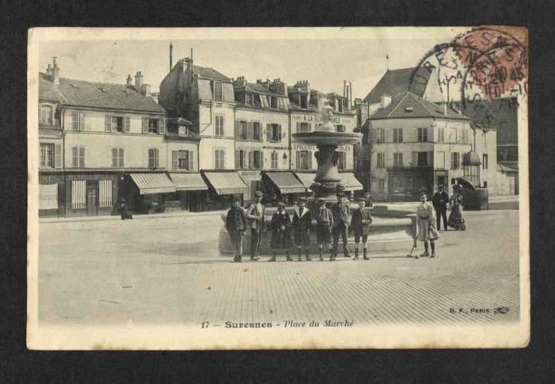 Carte postale ancienne Place du Marché à Suresnes