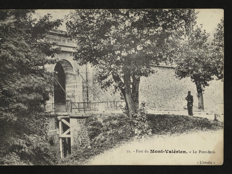 Carte postale ancienne Fort du  Mont-Valérien. - Le Pont-Levis à Suresnes