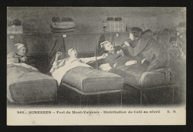 Carte postale ancienne Fort du Mont-Valérien - Distribution de café au réveil à Suresnes