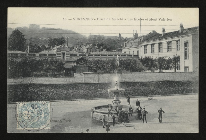 Carte postale ancienne Place du Marché - Les Ecoles et Mont Valérien à Suresnes