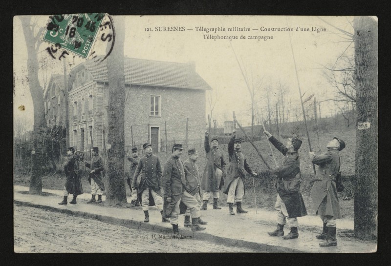 Carte postale ancienne Télégraphie militaire - Construction d'une Ligne Téléphonique de campagne à Suresnes