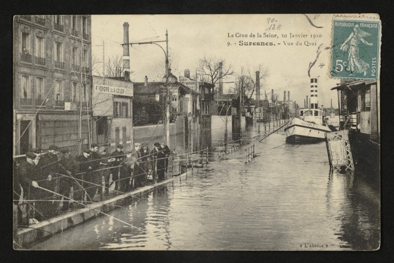 Carte postale ancienne La Crue de la Seine, 30 Janvier 1910 - Vue du Quai à Suresnes