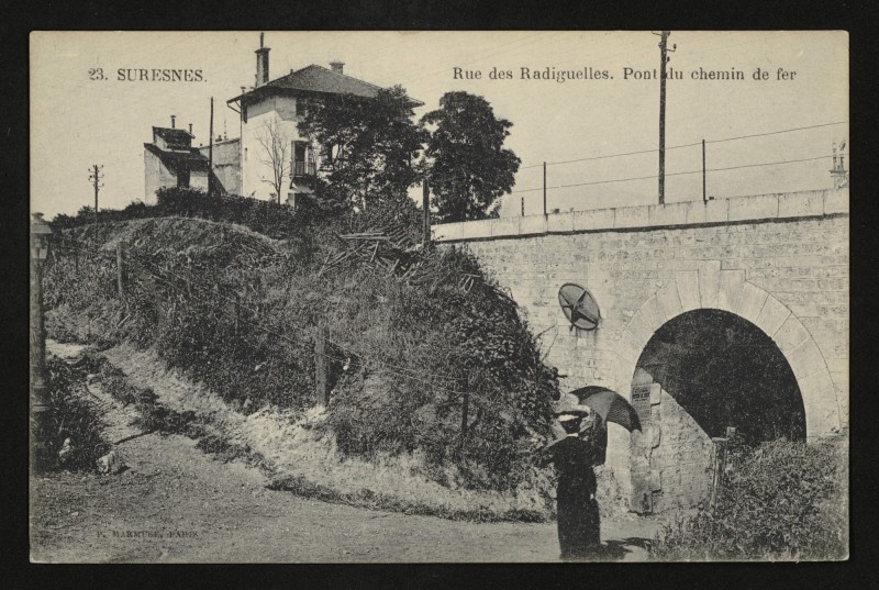 Carte postale ancienne Rue des Radiguelles. Pont du chemin de fer. à Suresnes