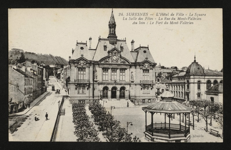 Carte postale ancienne L'Hôtel de Ville - Le Square - La Salle des Fêtes - La Rue du Mont-Valérien - Au loin, le fort du Mont-Valérien à Suresnes