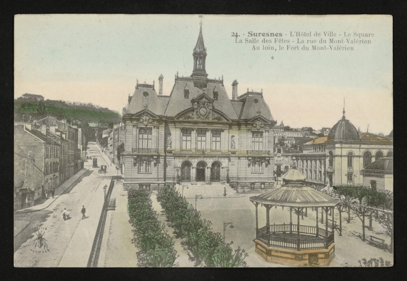 Carte postale ancienne L'Hôtel de Ville - Le Square - La Salle des Fêtes - La Rue du Mont-Valérien - Au loin, le fort du Mont-Valérien à Suresnes