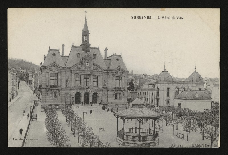 Carte postale ancienne L'Hôtel de Ville - Le Square - La Salle des Fêtes - La Rue du Mont-Valérien- Au loin : Le Fort du Mont-Valérien à Suresnes