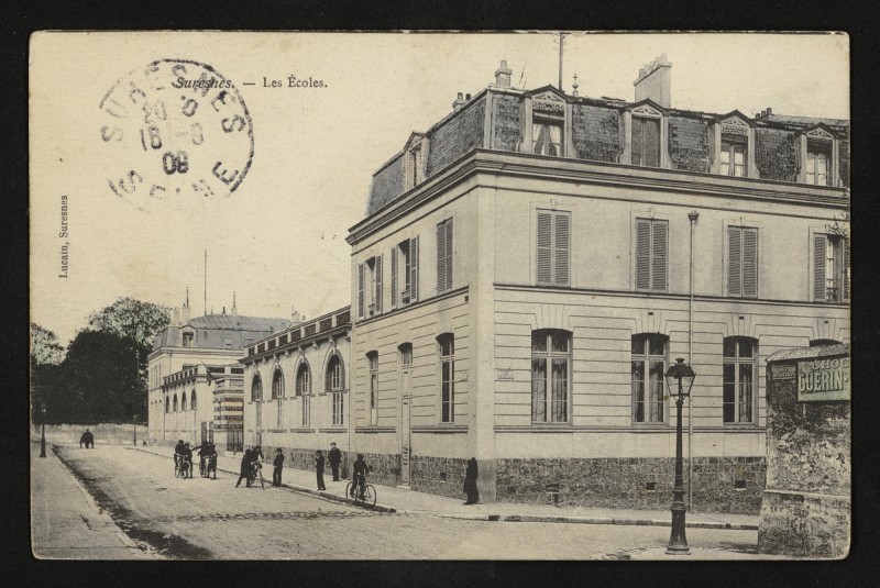 Carte postale ancienne Les Ecoles à Suresnes