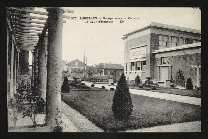Carte postale ancienne Groupe scolaire Voltaire - La Cour d'Honneur à Suresnes