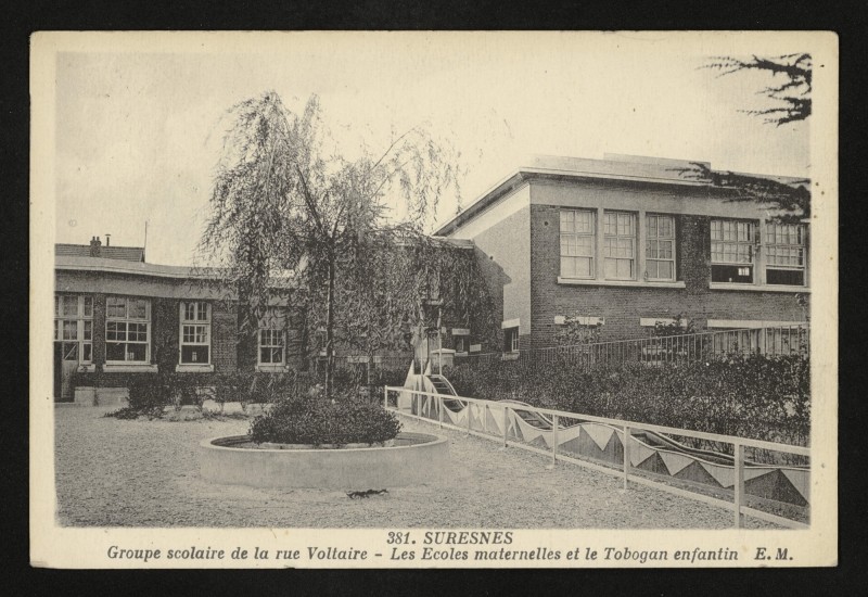 Carte postale ancienne Groupe scolaire Voltaire de la rue Voltaire - Les Ecoles maternelles et le Tobogan enfantin à Suresnes
