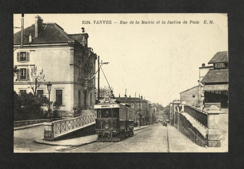 Carte postale ancienne Rue de la Mairie et la Justice de Paix à Vanves
