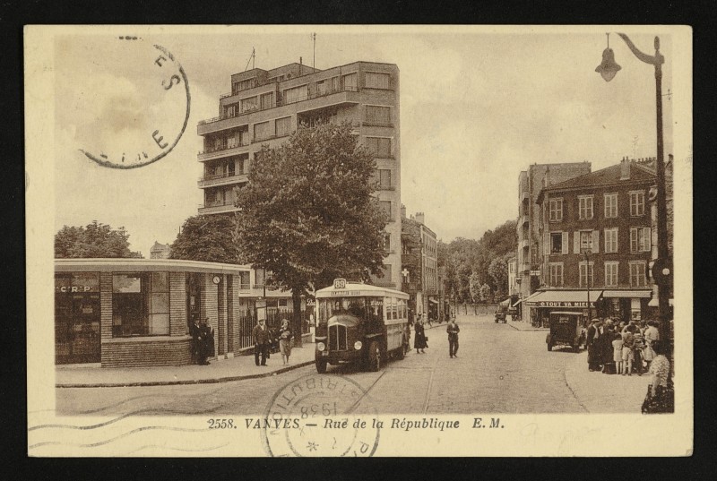 Carte postale ancienne Rue de la République à Vanves