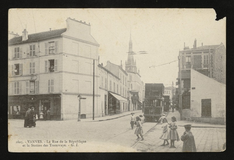 Carte postale ancienne La Rue de la République et la Station des Tramways à Vanves