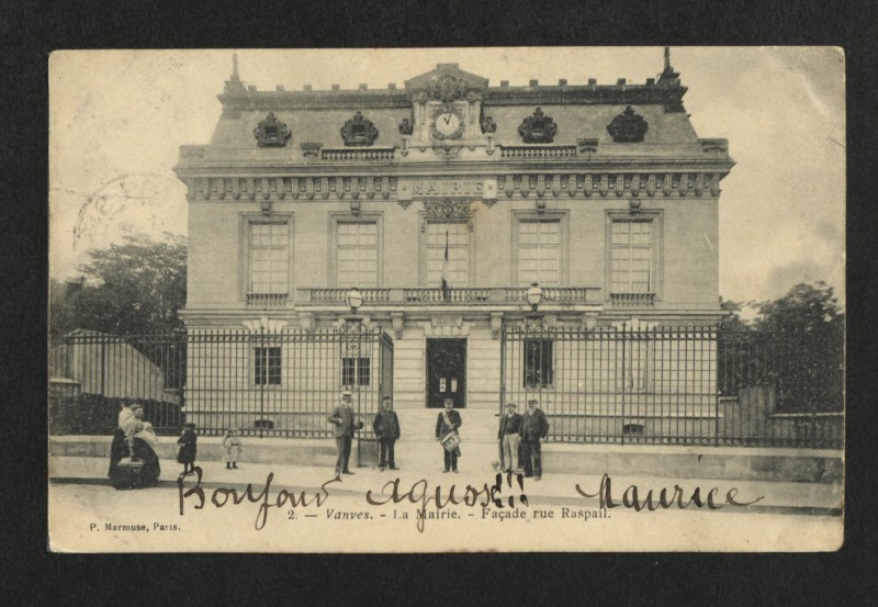 Carte postale ancienne La Mairie. - Façade rue Raspail à Vanves