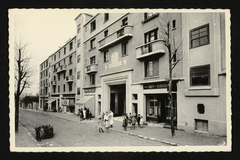 Carte postale ancienne Habitations rue de Châtillon - Porte d'entrée à Vanves