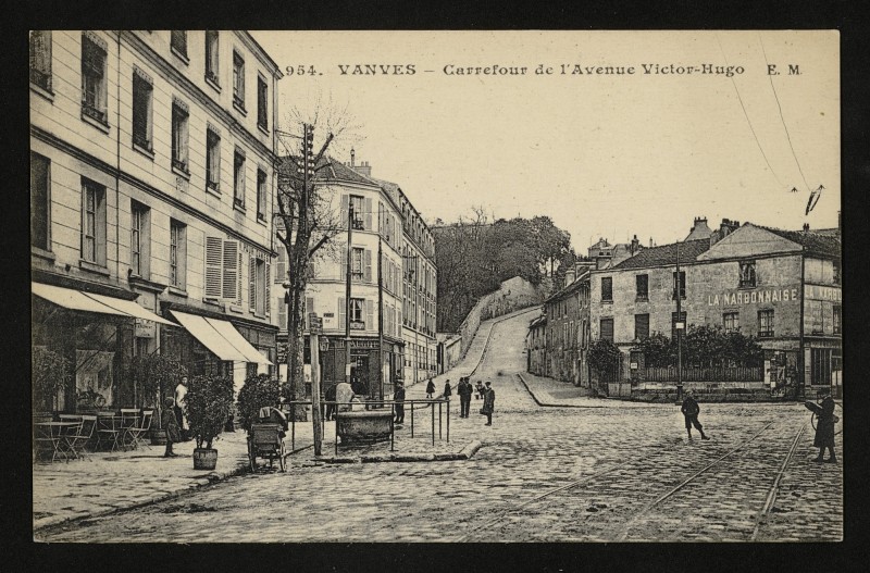 Carte postale ancienne Carrefour de l'Avenue Victor-Hugo à Vanves