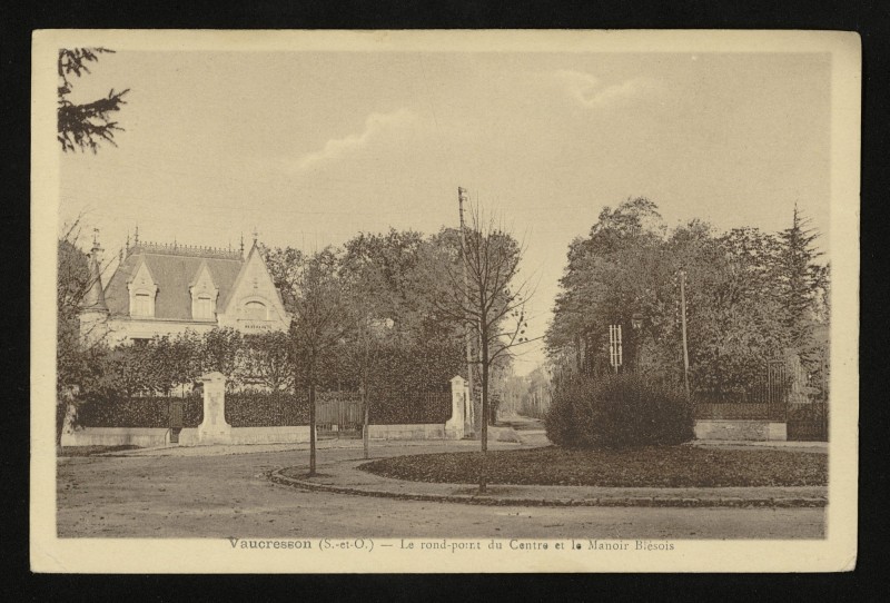 Carte postale ancienne Le rond-point du Centre et le Manoir Blésois à Vaucresson