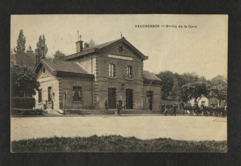 Carte postale ancienne Sortie de la Gare à Vaucresson