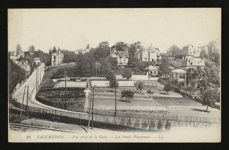 Carte postale ancienne Vue prise de la Gare. - Les Fonds Huguenots à Vaucresson