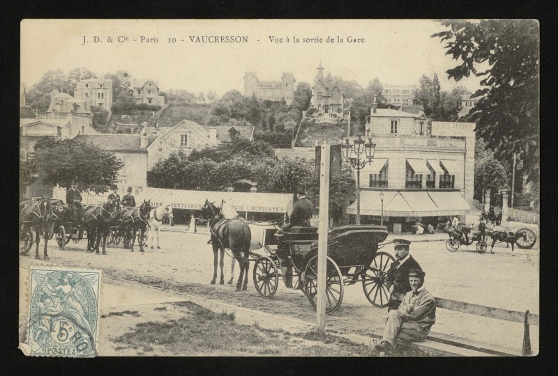Carte postale ancienne Vue à la sortie de la Gare à Vaucresson