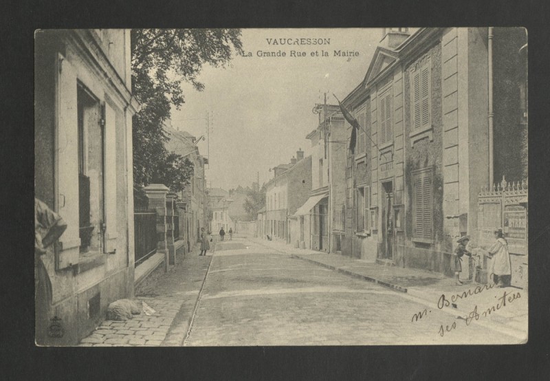 Carte postale ancienne La Grande Rue et la Mairie à Vaucresson