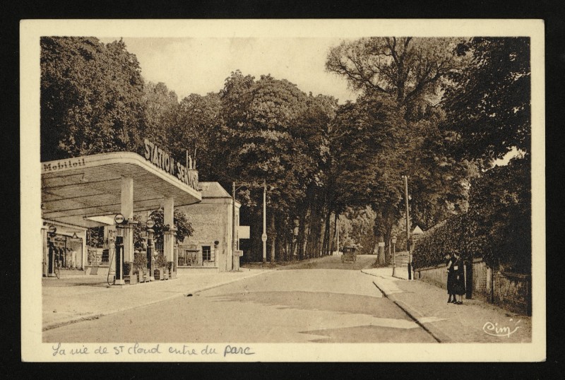 Carte postale ancienne La rue de St-Cloud à l'entrée du parc à Ville-d'Avray