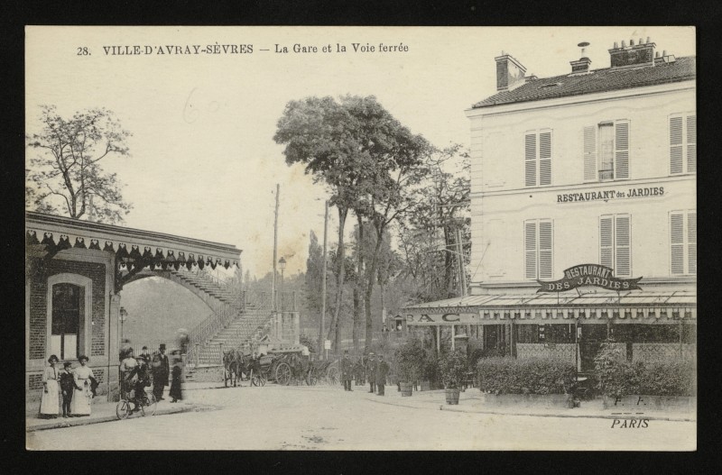 Carte postale ancienne La Gare et la Voie ferrée à Sèvres