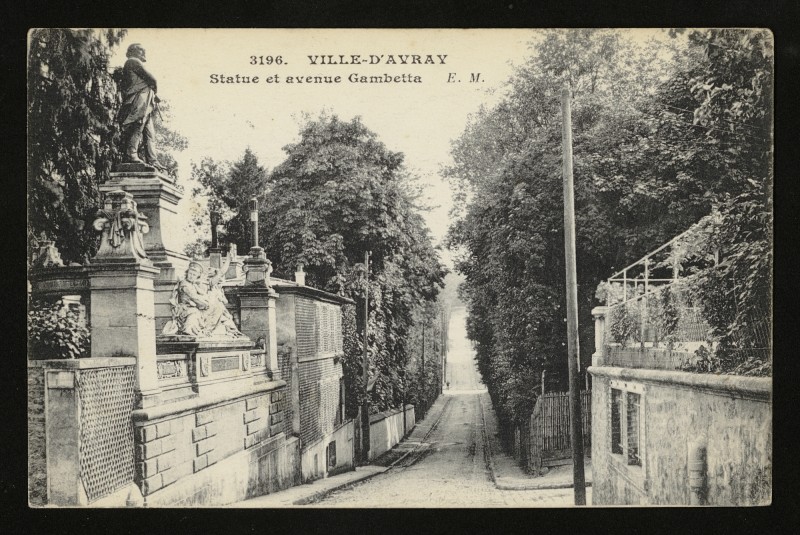 Carte postale ancienne Statue et avenue Gambetta à Sèvres