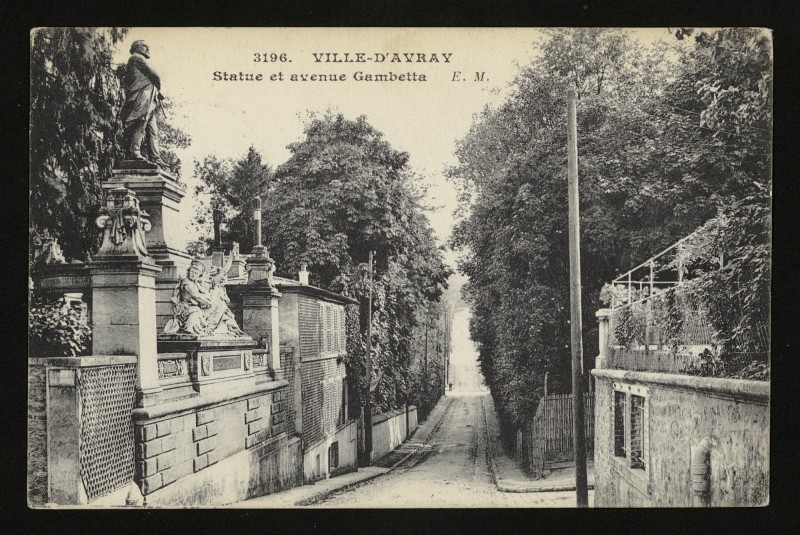 Carte postale ancienne Statue et avenue Gambetta à Sèvres
