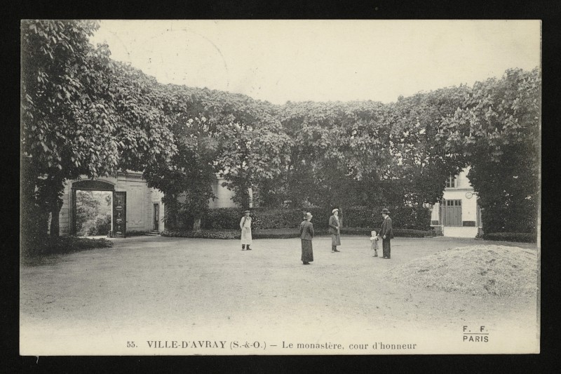 Carte postale ancienne Le Monastère, cour d'honneur à Ville-d'Avray