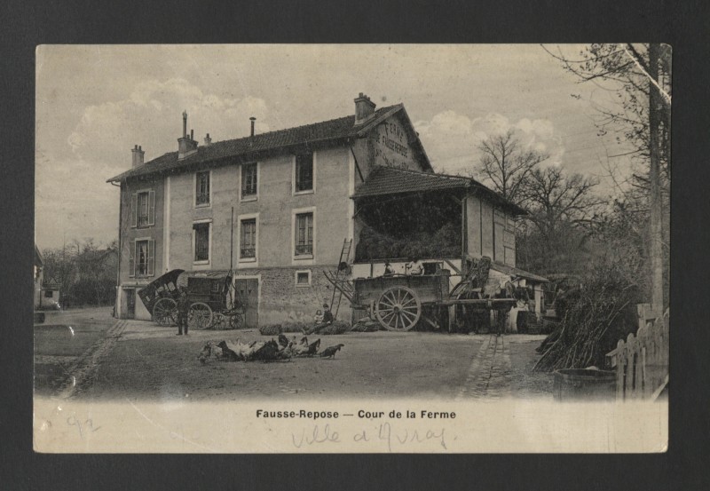 Carte postale ancienne Fausse-Repose - Cour de la Ferme à Ville-d'Avray