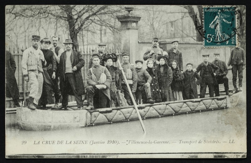 Carte postale ancienne La crue de la Seine (Janvier 1910) -Transport de Sinistrés à Villeneuve-la-Garenne