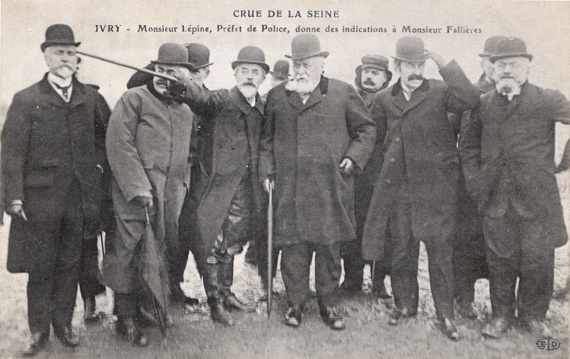 Carte postale ancienne Ivry Crue De La Seine Mr Lepine Prefet De Police Donne Des Indications à Ivry-sur-Seine