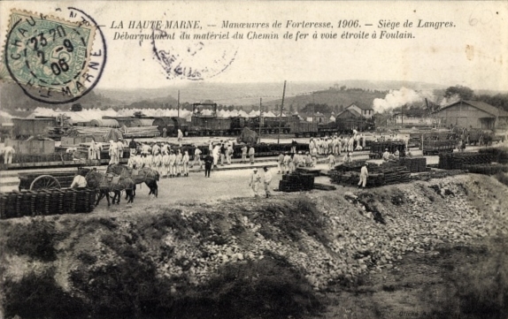 Carte postale ancienne La Haute Marne - Manoeuvres de Forteresse 1906 - Siege de Langres. Debarquement du materiel du Chemin de fer a voie etroite a Foulain