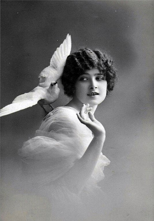 Carte postale ancienne La jeune fille et l'oiseau (1900)