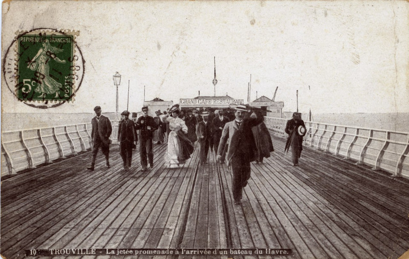 Carte postale ancienne Trouville jetée promenade par Aqua Photo (carte postale recto)