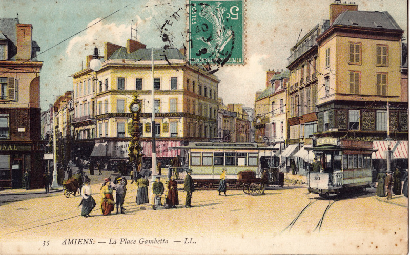 Carte postale ancienne Ll 35 - Amiens - La Place Gambetta (couleur, 2 trams dt le 30) à Amiens