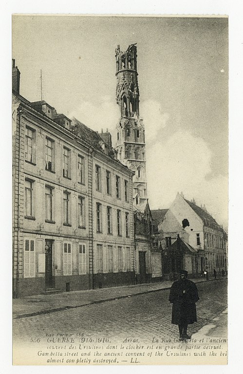 Carte postale ancienne Arras. La rue Gambeta et l'ancien couvent des Ursulines dont le clocher est en grande partie détruit P-Fg-Cp-00709 à Arras