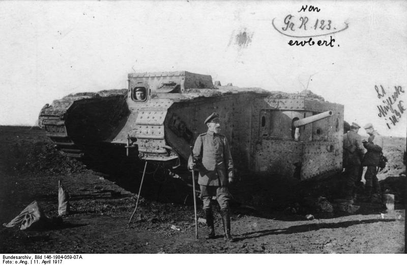 Carte postale ancienne Bundesarchiv Bild 146-1984-059-07A, Westfront, zerstörter britischer Tank à Arras