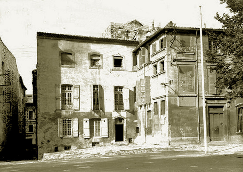Carte postale ancienne Avignon 11 place du Palais Livrée du cardinal de Mirault