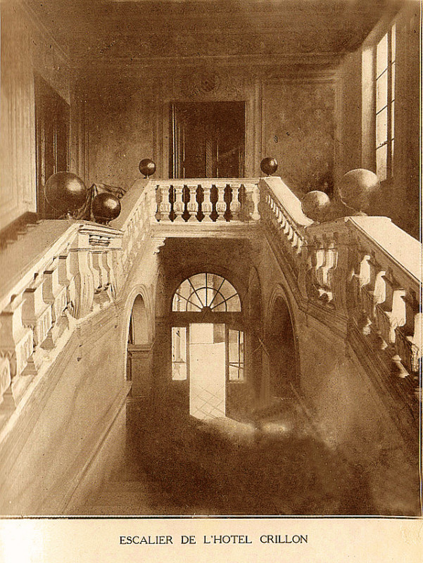 Carte postale ancienne Avignon Escalier de l'Hôtel Crillon