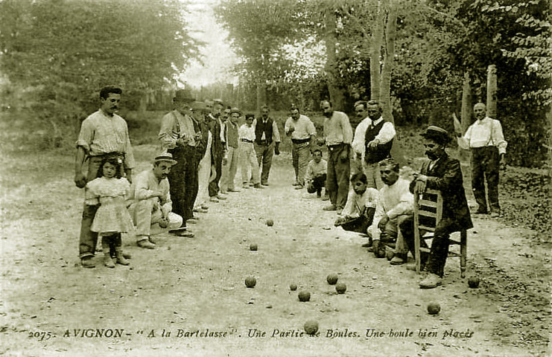 Carte postale ancienne Avignon jeu de boules à la Barthelasse