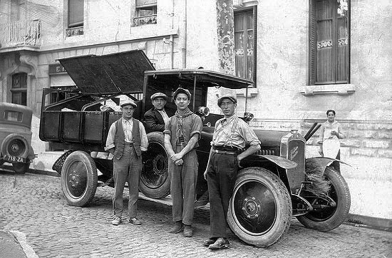Carte postale ancienne Avignon Les balayeurs en 1930