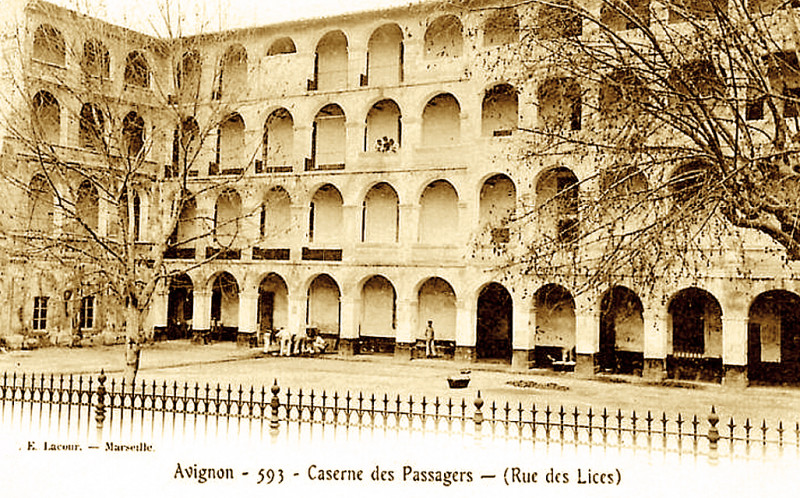 Carte postale ancienne Avignon Passagers rue des Lices