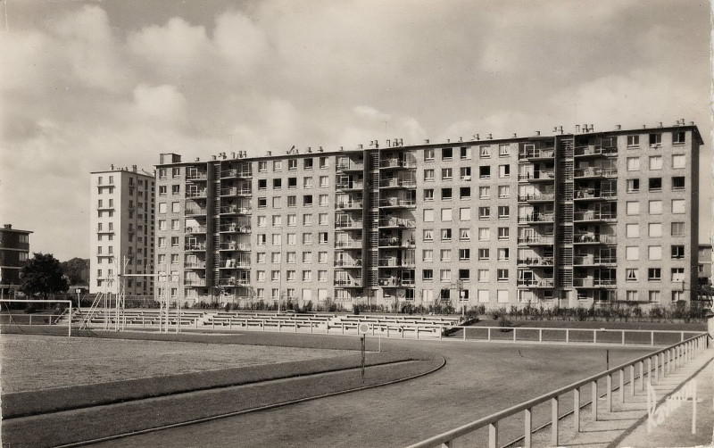 Carte postale ancienne Le stade à Bagneux