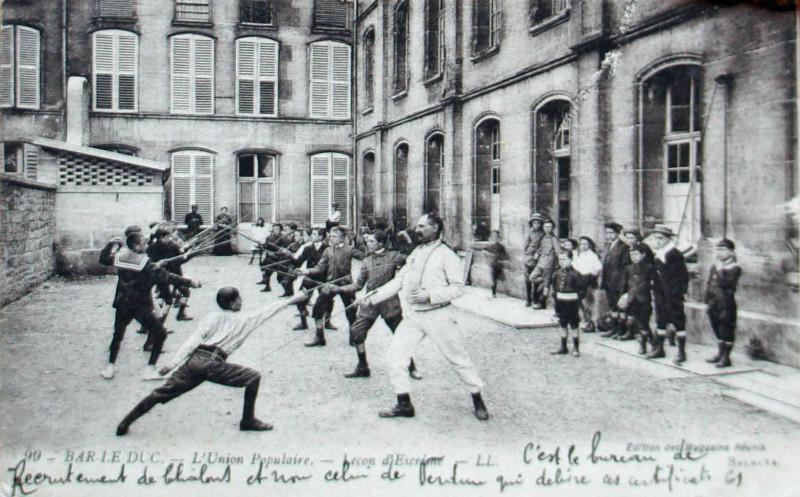 Carte postale ancienne Bar le duc cours d'escrime à Bar-le-Duc